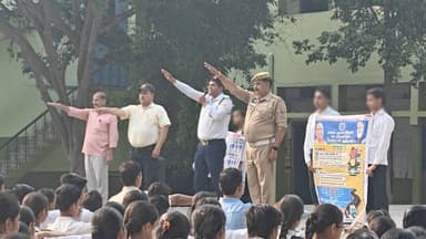 #SPSambhal @Krishan_IPS के निर्देशन में यातायात पुलिस सम्भल द्वारा शंकर भूषण शरण जनता इंटर कालेज, सम्भल में स्कूल के छात...