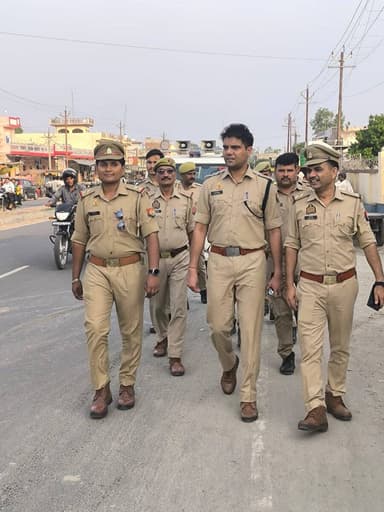 #SPSambhal @Krishan_IPS के निर्देशन में #CO गुन्नौर द्वारा थाना जुनावाई पुलिस बल के साथ थाना क्षेत्र में प्रमुख स्थानों ...