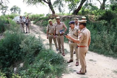 थाना सिम्भावली क्षेत्रान्तर्गत स्याना बार्डर के पास नाले के किनारे जनपद बुलन्दशहर निवासी मृतक शिव कुमार का शव उसकी मोटरस...
