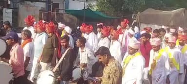 शहपुरा: शहपुरा में 200 दुल्हों की बारात में बाजे-गाजे और आतिशबाजी, विधायक-सांसद भी बने बाराती