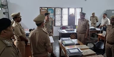 पुलिस अधीक्षक कुशीनगर द्वारा पुलिस कार्यालय के समस्त शाखाओं का भ्रमण/निरीक्षण कर संबंधित को दिये गये आवश्यक दिशा-निर्देश...