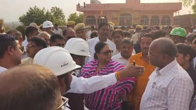 पूर्व मुख्यमंत्री श्रीमती वसुंधरा राजे सिंधिया ने अकावद पंहुचकर, अकावद बांध का किया निरीक्षण।।
#Vashundhrarajyesindhiya ...