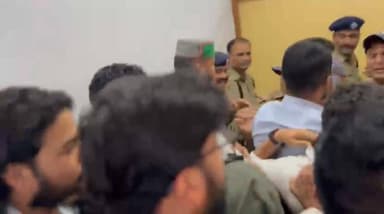 पौड़ी में सतपाल महाराज की बैठक पर कांग्रेस का बवाल!
पौड़ी पहुंचे कैबिनेट मंत्री Satpal Maharaj की बैठक उस वक्त विवादों म...