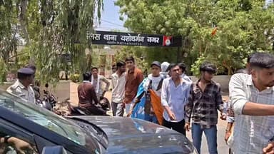 मंदसौर में दिव्यांग कर्मचारी के साथ कथित मारपीट मामले ने तूल पकड़ लिया।
प्राचार्य पर FIR नहीं होने से नाराज NSUI कार्यकर...