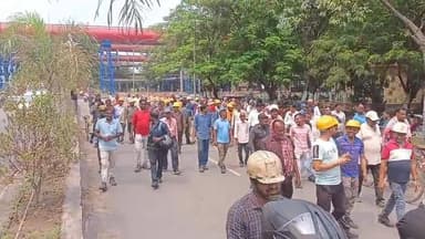 बोकारो स्टील में छंटनी के खिलाफ आक्रोश: 'प्लांट जमीनदाता का है, नौकरी से निकालने का सोचना भी मत': JJMS-JMM
#जय झारखंड ...