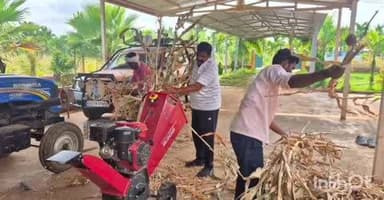 ಹಿರೇಕೆರೂರು: ಪಟ್ಟಣದ ತೋಟದ ಮನೆಯಲ್ಲಿ ಮೇವು ಕತ್ತರಿಸುವ ಮೂಲಕ ಗಮನ ಸೆಳೆದ ಮಾಜಿ ಸಚಿವ ಬಿಸಿ ಪಾಟೀಲ