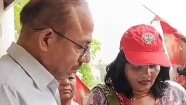 आजमगढ़ में महिलाओं ने सर पर सिलेंडर हाथ में ज्ञापन लेकर सड़कों पर किया विरोध प्रदर्शन भाजपा सरकार को बताया निकम्मी सरकार