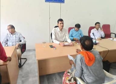 मुरैना जिला मुख्यालय स्थित कलेक्ट्रेट कार्यालय में मंगलवार को आयोजित जनसुनवाई में कलेक्टर श्री लोकेश कुमार जांगिड़ ने 27...