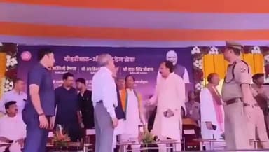 मऊ में मेमू ट्रेन के उद्घाटन समारोह के दौरान मंच पर ही सियासी तापमान बढ़ गया।
सपा सांसद राजीव राय और ऊर्जा मंत्री ए.के. ...
