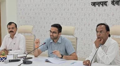 शिक्षा व्यवस्था पर सख्त हुए डीएम, स्कूलों में गुणवत्ता और सुविधाओं पर दिया जोर
देवरिया, 12 मई: जनपद में शिक्षा व्यवस्था...