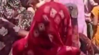गरोठ के ढलमू गांव में पानी के लिए महिलाओं का फूटा गुस्सा।
मटकियां लेकर पंचायत पहुंचीं ग्रामीण महिलाएं, 5 दिन में समाधान ...