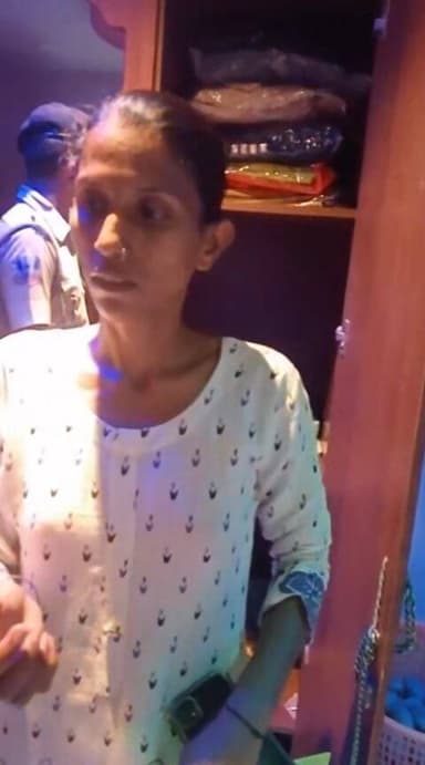 তৃণমূল আশ্রিত শামীম আহমেদ।মধ্য হাওড়া বিধানসভার সংখ্যালঘু এলাকার ডন।ভোট পরবর্তী হিংসায় অভিযুক্ত।তাকে ধরতে গিয়ে বেসমেন্টে ...