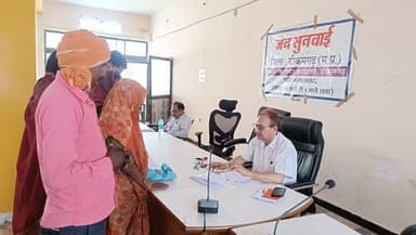जनसुनवाई में आमजनता से प्राप्त आवेदन पत्रों के निराकरण के दिये निर्देश
-
जनसुनवाई में 111 आवेदन हुये प्राप्त
-
शासन के न...