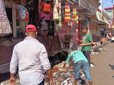 स्वच्छता सर्वेक्षण अन्तर्गत नगरीय निकाय टीकमगढ़ में चलाया गया सफ़ाई अभियान
---
कलेक्टर श्री विवेक श्रोत्रिय के निर्देशानुस...