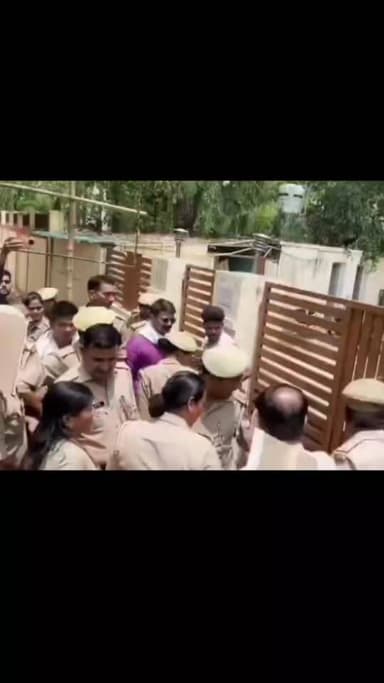भाजपा महिला मोर्चा का सांसद कार्यालय पर हल्ला बोल
गेट पर फेंकी मटकी और सांसद के फाड़े पोस्टर और बैनर..!!!!!