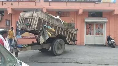 विधायक कार्यालय के बाहर कूड़े का ढेर, सफाई कर्मचारियों ने खोला मोर्चा