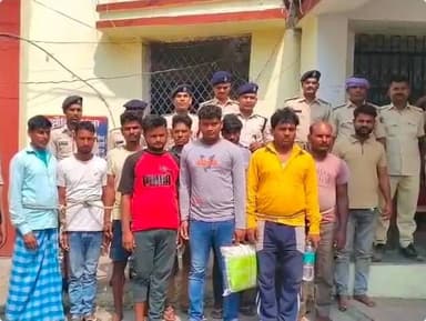 मझौलिया में शराब कारोबारियों पर पुलिस का शिकंजा, 461 पीस अंग्रेजी शराब बरामद अलग-अलग जगहो से 11 गिरफ्तार