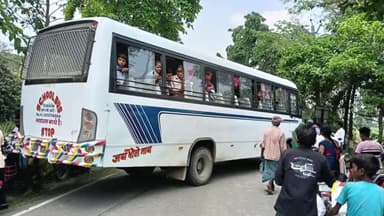 कहलगांव: ए कडारा मोड के पास DAV पब्लिक स्कूल बस पर चार युवाओं का पथराव, बच्चे बाल-बाल बचे