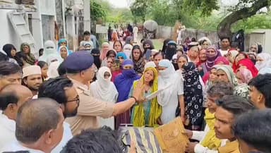 चरखारी: चरखारी में दबंगों की पिटाई से जाहिद की मौत, परिजनों ने किया हंगामा, पुलिस ने धारा बढ़ाने का दिया भरोसा
