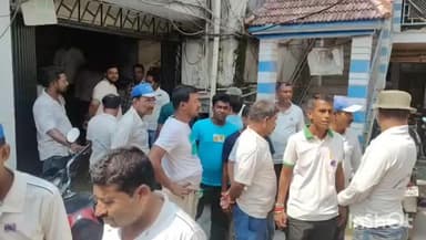 হাবরা ১: হাবরা পৌরসভায় বিক্ষোভ পৌরসভার অস্থায়ী ট্রাফিক কর্মীদের