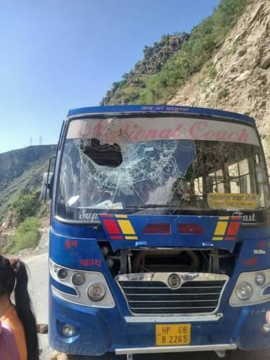 पालमपुर से आ रही नेशनल बस पर मैहला जांधी में गिरा पत्थर, बाल-बाल बचे यात्री
मैहला क्षेत्र में आज एक बड़ा हादसा टल गया ज...