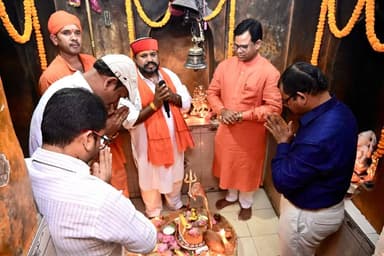 सोमनाथ स्वाभिमान पर्व में शामिल हुए विधायक, कलेक्टर, अनेक जनप्रतिनिधि और श्रध्दालु
ज्वालेश्वर महादेव की पूजा अर्चना कर ...