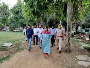 कोटपूतली
जिला कलेक्टर अपर्णा गुप्ता ने किया शहर का औचक निरीक्षण
नगर परिषद आयुक्त अरुण शर्मा के साथ शहर की सफाई व्यवस्था...