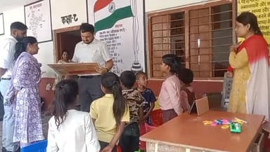 #जिलाधिकारी ने उच्च प्राथमिक विद्यालय के प्रधानाचार्य को विद्यालय की व्यवस्था, पेयजल की व्यवस्था, (आर0ओ), साथ ही शौचालय ...