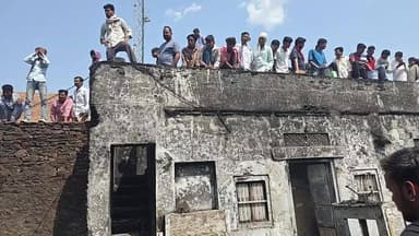 भ* यंकर आग...पानी की कमी के चलते आग बुझाने में भयंकर परेशानी.. आस पास के लोगों ने मिलकर बुझाई आग..