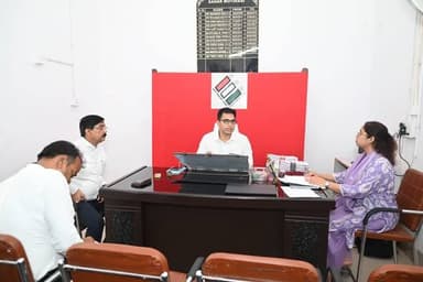 भूमि सुधार उप समाहर्ता कार्यालय का निरीक्षण
आज अपराह्न 4:30 बजे जिलाधिकारी द्वारा अपर समाहर्ता श्री मुकेश कुमार सिंहा क...