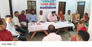 पताही प्रखंड के बलुआ और बखरी पंचायत में 19 मई को आयोजित होने वाले सहयोग शिविर के सफल आयोजन को लेकर बैठक करते हुए जिला पं...