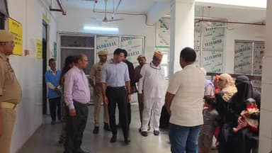 बलरामपुर जिला चिकित्सालय में पहुंचे डीएम तो मिले कई अनुपस्थित डॉक्टर किया कड़ी कार्रवाई।
मरीज से किया संवाद परखा स्वास्...