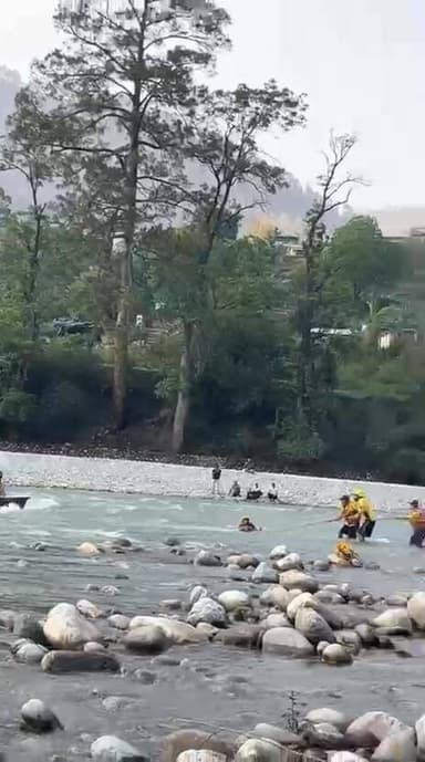 टोंस नदी में फंसा युवक, बड़ी मुश्किल से बची जान!!
उत्तरकाशी जनपद के मोरी क्षेत्र अंतर्गत ग्राम सल्ला के समीप टोंस नदी ...