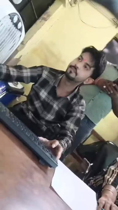 ये महोदय आंन लाईन पर्चा बनवाते लेकिन पैसे आंनलाईन की व्यवस्था नही ये जो ब्यक्ति 5 रूपये दस रुपये देता रख लेते है पैसा ...