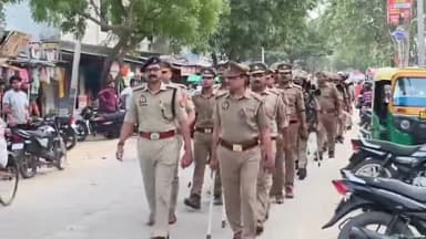 पुलिस अधीक्षक #देवरिया ने विभिन्न कस्बो में किया पैदल गस्त।