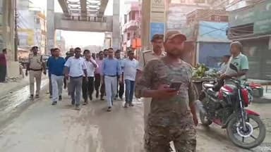 छपरा: शहर के हवाई अड्डे की चहारदीवारी निर्माण का डीएम ने किया निरीक्षण, दिए निर्देश