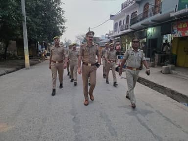 #Etawahpolice
#Footpatrolling
⏭️SSP इटावा@BrijeshS_211 के निर्देशन में थाना बसरेहर पुलिस द्वारा थाना क्षेत्रान्तर्गत श...