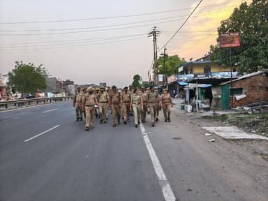#SP_KD @shraddha_pn द्वारा कस्बा रनियां में पैदल गश्त कर सुरक्षा व्यवस्था का जायजा लिया गया। इस दौरान आमजन से संवाद स्था...