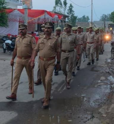जनपद में शांति/सुरक्षा एवं कानून व्यवस्था तथा जनमानस में सुरक्षा की भावना बनाये रखने हेतु #barabankipolice द्वारा भीड़-भ...