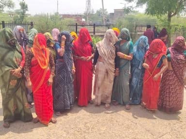 #भरतपुर। डीग के कामां गेट पर स्थित शराब ठेके से परेशान दर्जनों महिलाओं ने मंगलवार दोपहर तपती धूप के बीच ट्रैक्टर-ट्रॉली ...