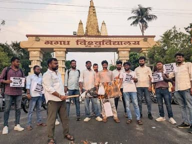 पटना में छात्रों पर लाठीचार्ज के विरोध में मगध विश्वविद्यालय में मुख्यमंत्री का पुतला दहन
स्थान: मगध विश्वविद्यालय, बोध...