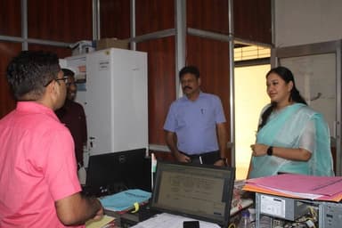 कलेक्टर पद्मिनी भोई साहू ने कलेक्टोरेट परिसर के विभिन्न कक्षों एवं कार्यालयों का निरीक्षण कर कार्यप्रणाली की समीक्षा की।...