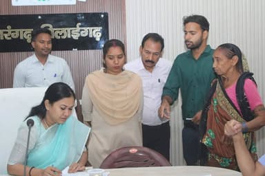कलेक्टर पद्मिनी भोई साहू ने कलेक्ट्रेट सभाकक्ष में साप्ताहिक जनदर्शन में आमजनों की समस्याएं सुनीं। जनदर्शन में प्रधानमंत...