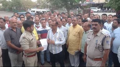 गरोठ
पोरवाल समाज के विरूद्ध सोशल मीडिया पर मनगढन व्यंग करने एवं समाज की छवि खराब करने वाले व्यक्ति के विरुद्ध कार्रवाई ह...