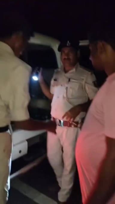 सीतामढ़ी पुलिस का मानवीय प्रयास...
गाढ़ा थाना पुलिस द्वारा त्वरित कार्रवाई करते हुए प्रेमनगर चौक के समीप दुर्घटनाग्रस्त ...