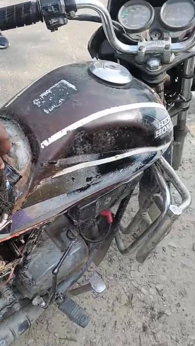 सुरसंड थाना पुलिस ने बाल्मिल्केश्वर नाथ धाम के निकट बाइक पर लदे 30 पीस नेपाली सौफी शराब के साथ तस्कर को गिरफ्तार किया है...
