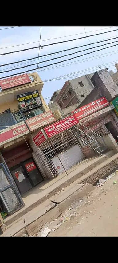 #ग्रेटरनोएडा
दादरी रेलवे स्टेशन मार्ग ईट गोदाम ओवर ब्रिज के पास #अनुज्ञपि प्रकाश के कंपोजिट शराब की दुकान पर बियर कैन को...