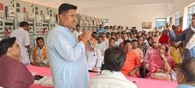 *कांटी व मड़वन में बिजली की व्यवस्था सुधार करने को लेकर विभाग के वरीय अधिकारियों के साथ क्षेत्रीय विधायक अजीत कुमार ने कि...