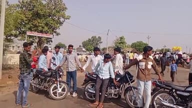 किशनगंज क्षेत्र के खंडेला आदर्श राजकीय उच्च प्राथमिक के छात्रों ने विद्यालय गेट पर जड़ा ताला, nh पर लगाया जाम, हिंदी साह...