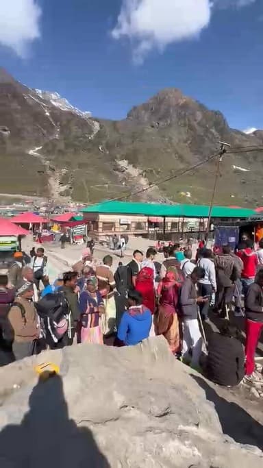 केदारनाथ धाम में बाबा के दर्शनों को लेकर कतार में लगे भक्त!!